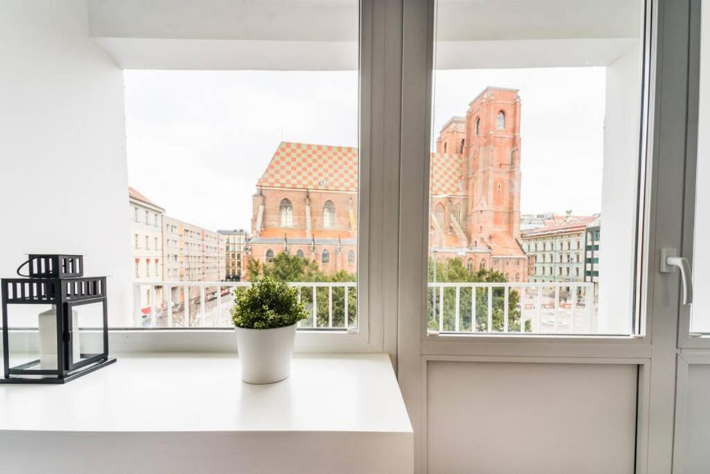 4 On Martket Square - View - 150 M Town Hall Apartment
